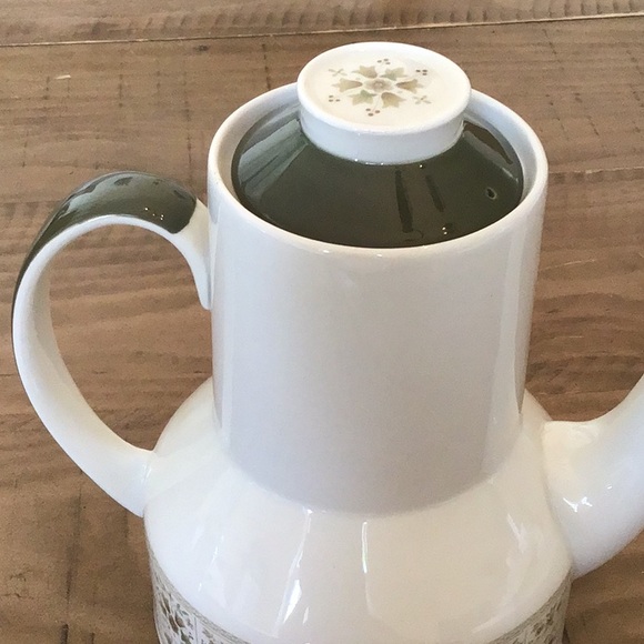 Royal Doulton Samarra Coffee Pot & Lid
Vintage English translucent china - Picture 4 of 16